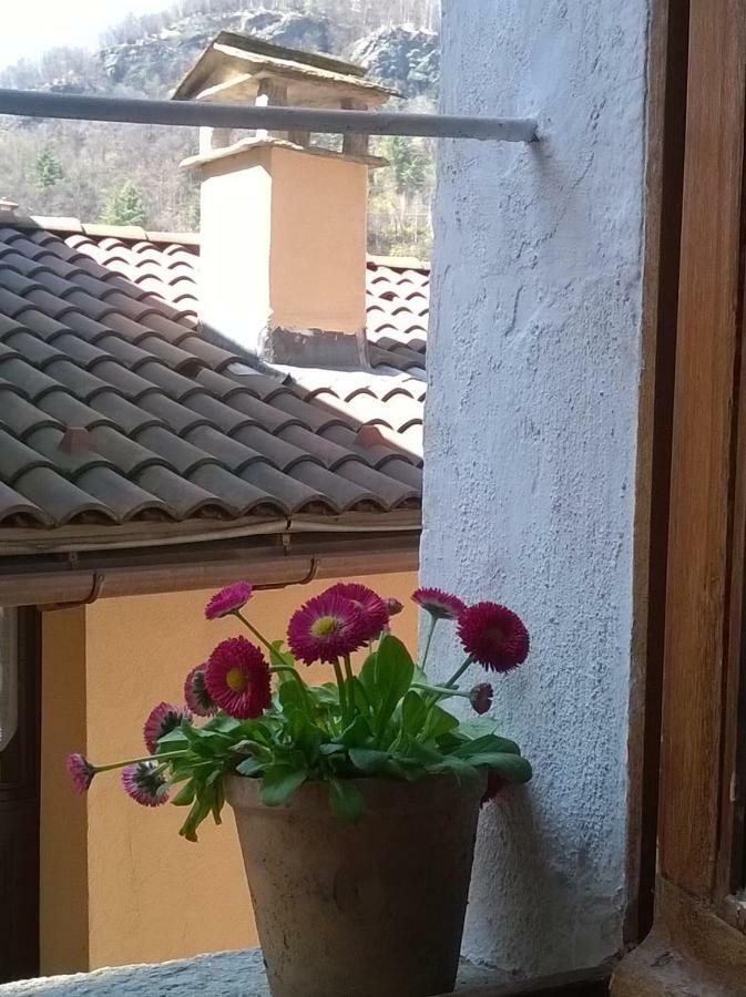 Al Vicolo Del Gallo Varallo Exterior photo